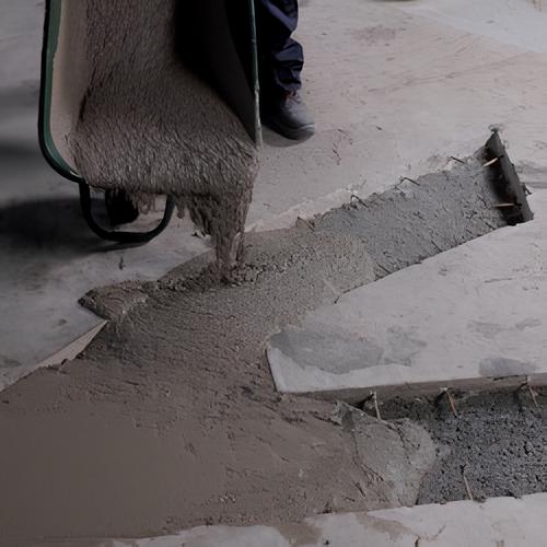 A Mapegrout SV Fiber betonjavító habarcs alkalmazása a javítandó felületen A Mapegrout SV Fiber betonjavító habarcs alkalmazása a javítandó felületen