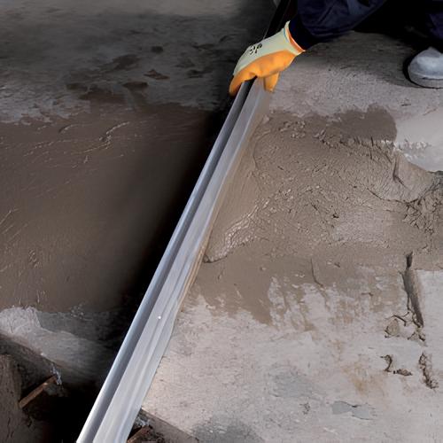 A Mapegrout SV Fiber betonjavító habarcs kiegyenlítése simítóléccel A Mapegrout SV Fiber betonjavító habarcs kiegyenlítése simítóléccel