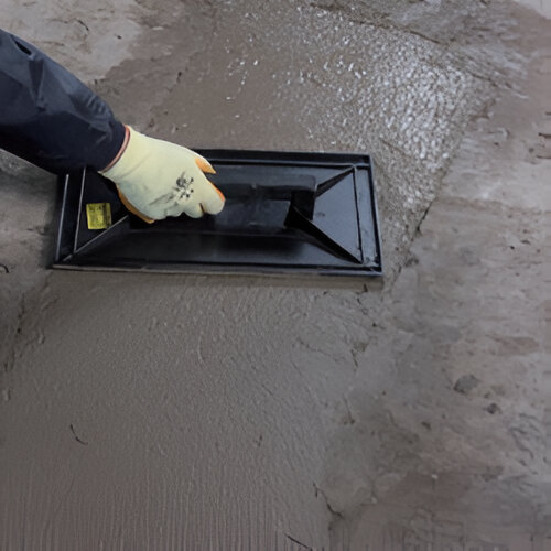 A Mapegrout SV Fiber betonjavító habarcs felületének elsimítása A Mapegrout SV Fiber betonjavító habarcs felületének elsimítása