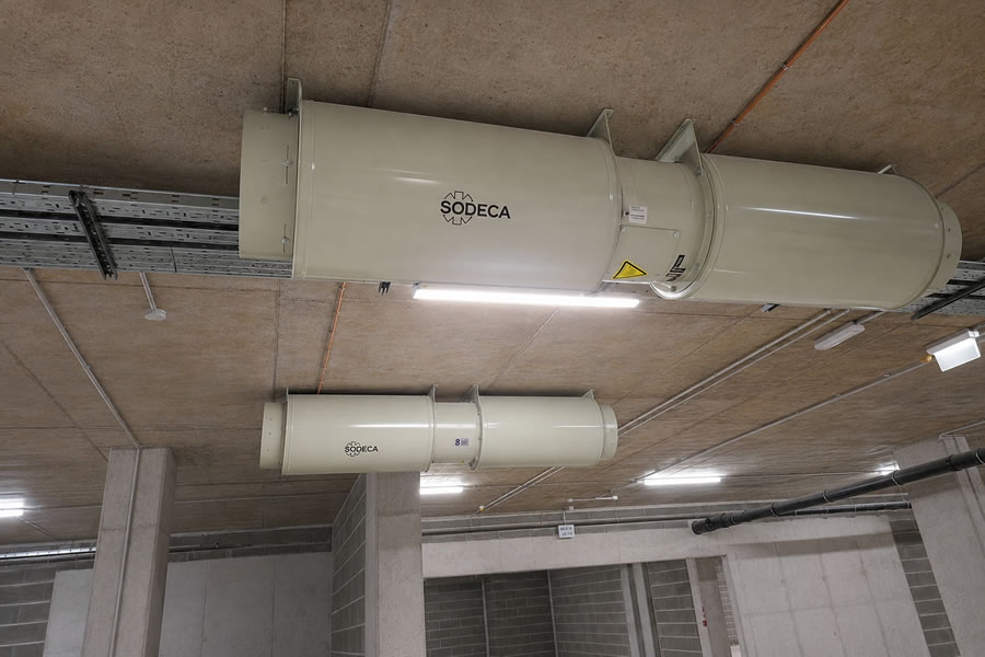 Mélygarázsok gépi hő- és füstelvezetése – Beépített SODECA HCT/IMP terelőventilátorok egy mélygarázsban