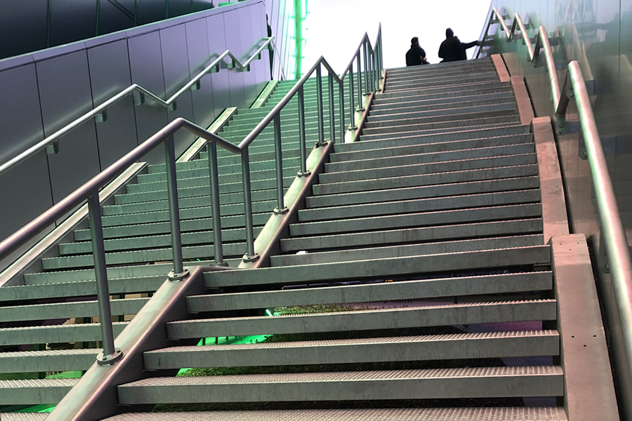 Az MVM Dome multifunkciós sportcsarnok acélszerkezetű menekülő lépcsői