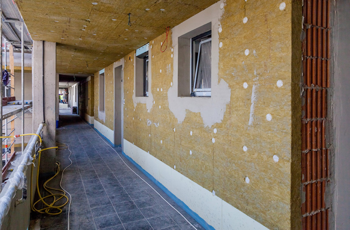 A debreceni Párizsi Udvar homlokzatának hőszigetelésére ROCKWOOL Ecorock vakolható homlokzati rendszert választottak
