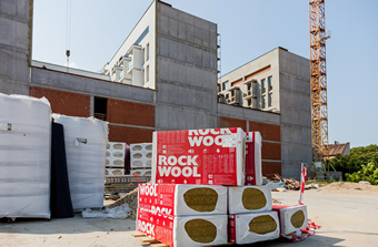 A debreceni Párizsi Udvar homlokzatának hőszigetelésére ROCKWOOL Ecorock vakolható homlokzati rendszert választottak