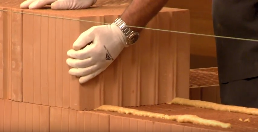 A Porotherm Profi Dryfix falazási technológia összehasonlítása a hagyományos habarcsos falazással