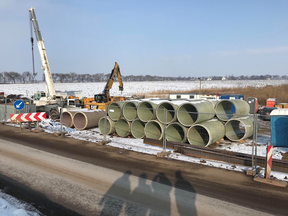 DN 1500 ÜPE cső fektetése és vasúti sínek alatti áttolása Debrecenben