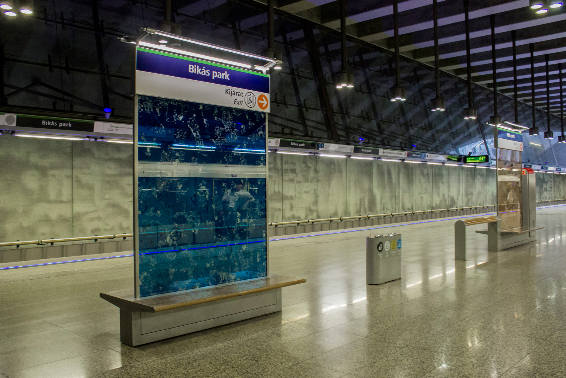 Rákosy Glass üvegek a 4-es Metró vonalán, 3. rész: üvegből készült várakozó- és jelzőtáblák