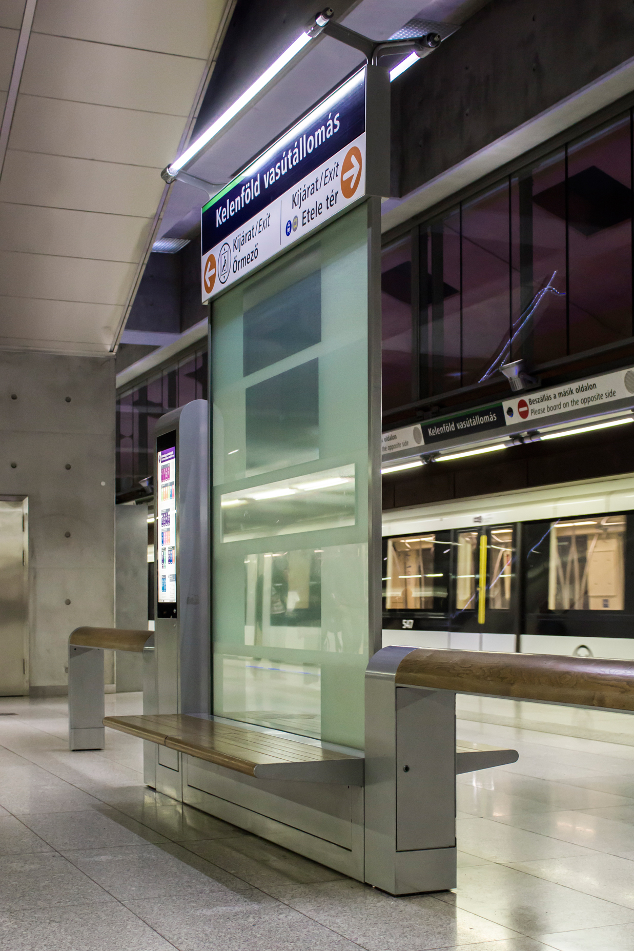 Rákosy Glass üvegek a 4-es Metró vonalán, 3. rész: üvegből készült várakozó- és jelzőtáblák