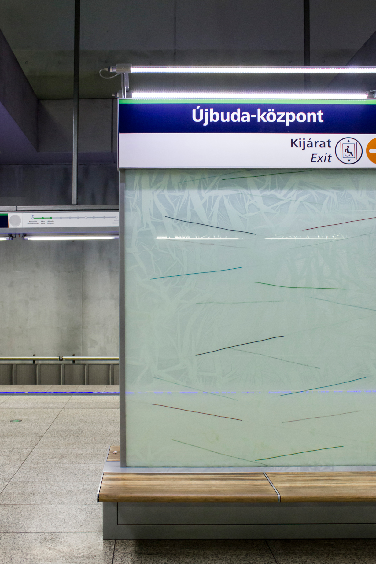 Rákosy Glass üvegek a 4-es Metró vonalán, 3. rész: üvegből készült várakozó- és jelzőtáblák