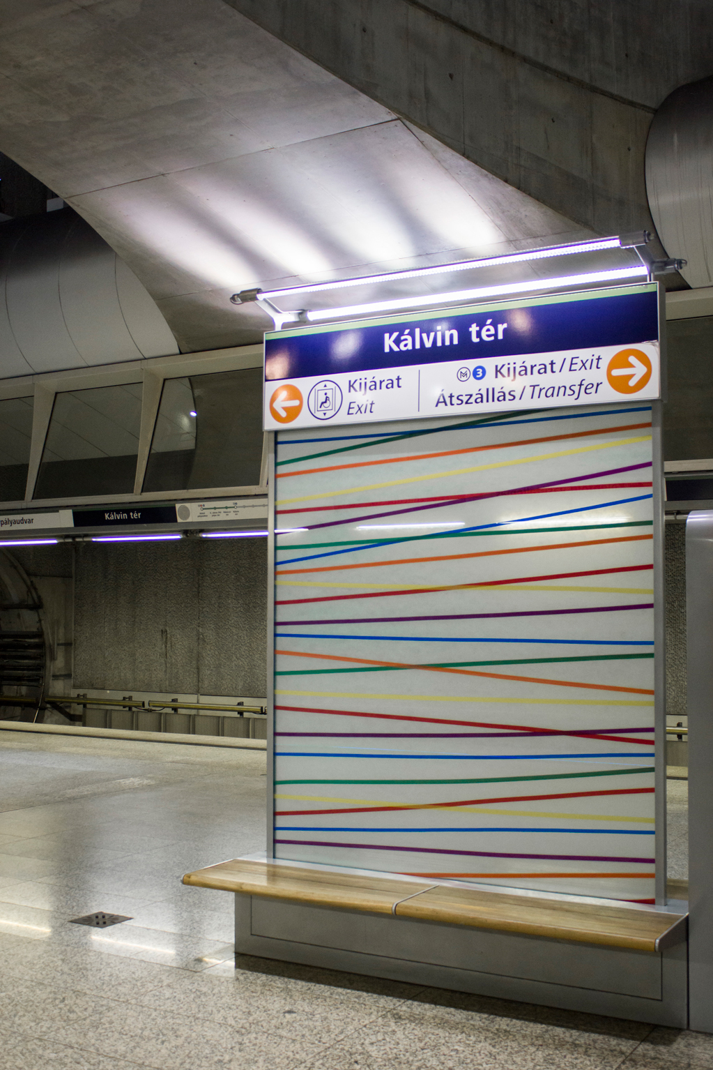 Rákosy Glass üvegek a 4-es Metró vonalán, 3. rész: üvegből készült várakozó- és jelzőtáblák