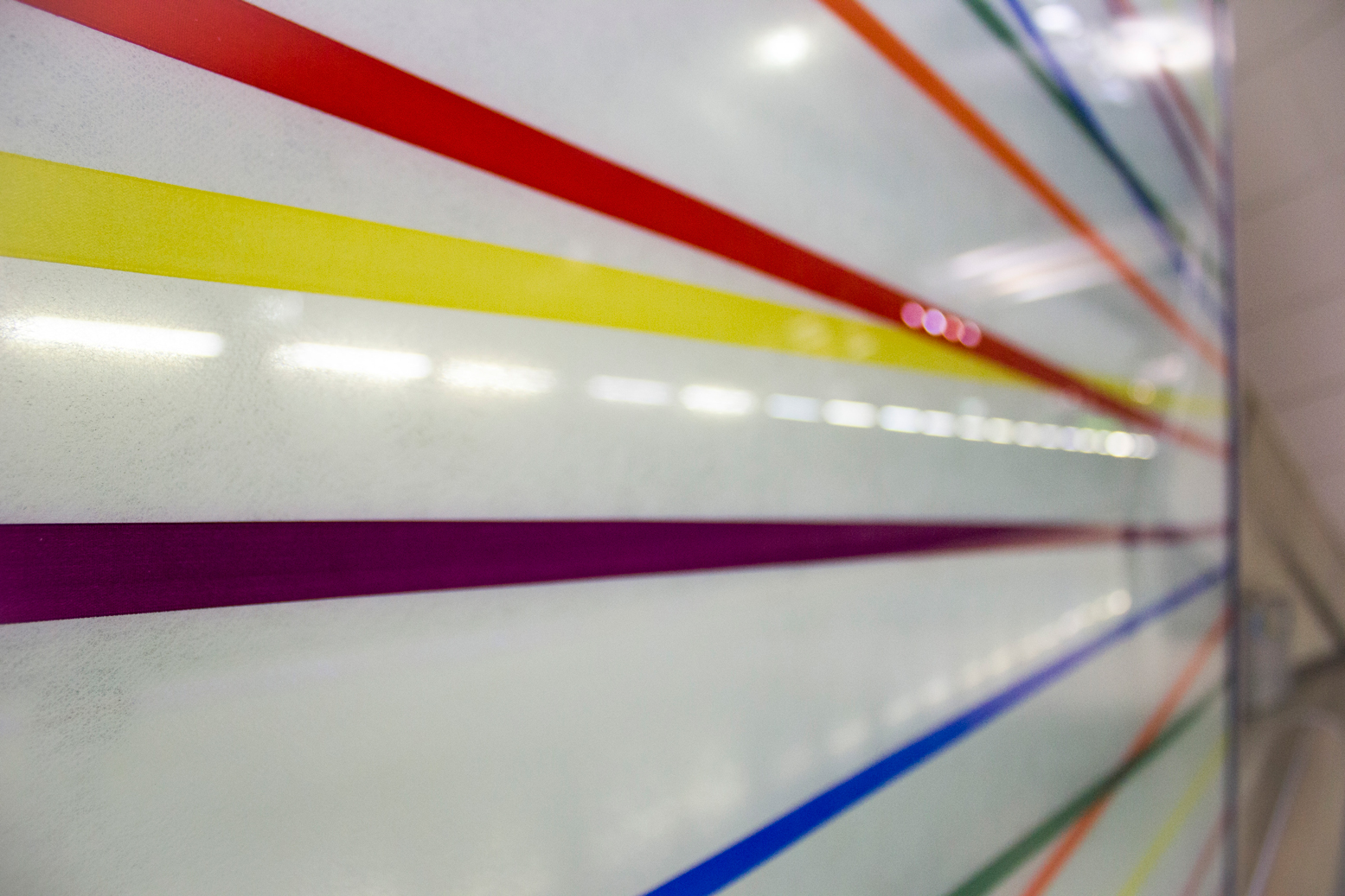 Rákosy Glass üvegek a 4-es Metró vonalán, 3. rész: üvegből készült várakozó- és jelzőtáblák