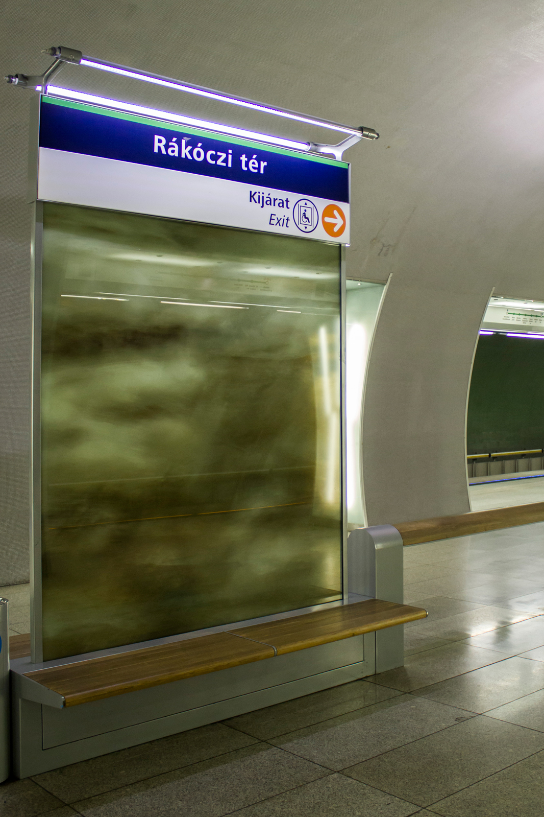Rákosy Glass üvegek a 4-es Metró vonalán, 3. rész: üvegből készült várakozó- és jelzőtáblák