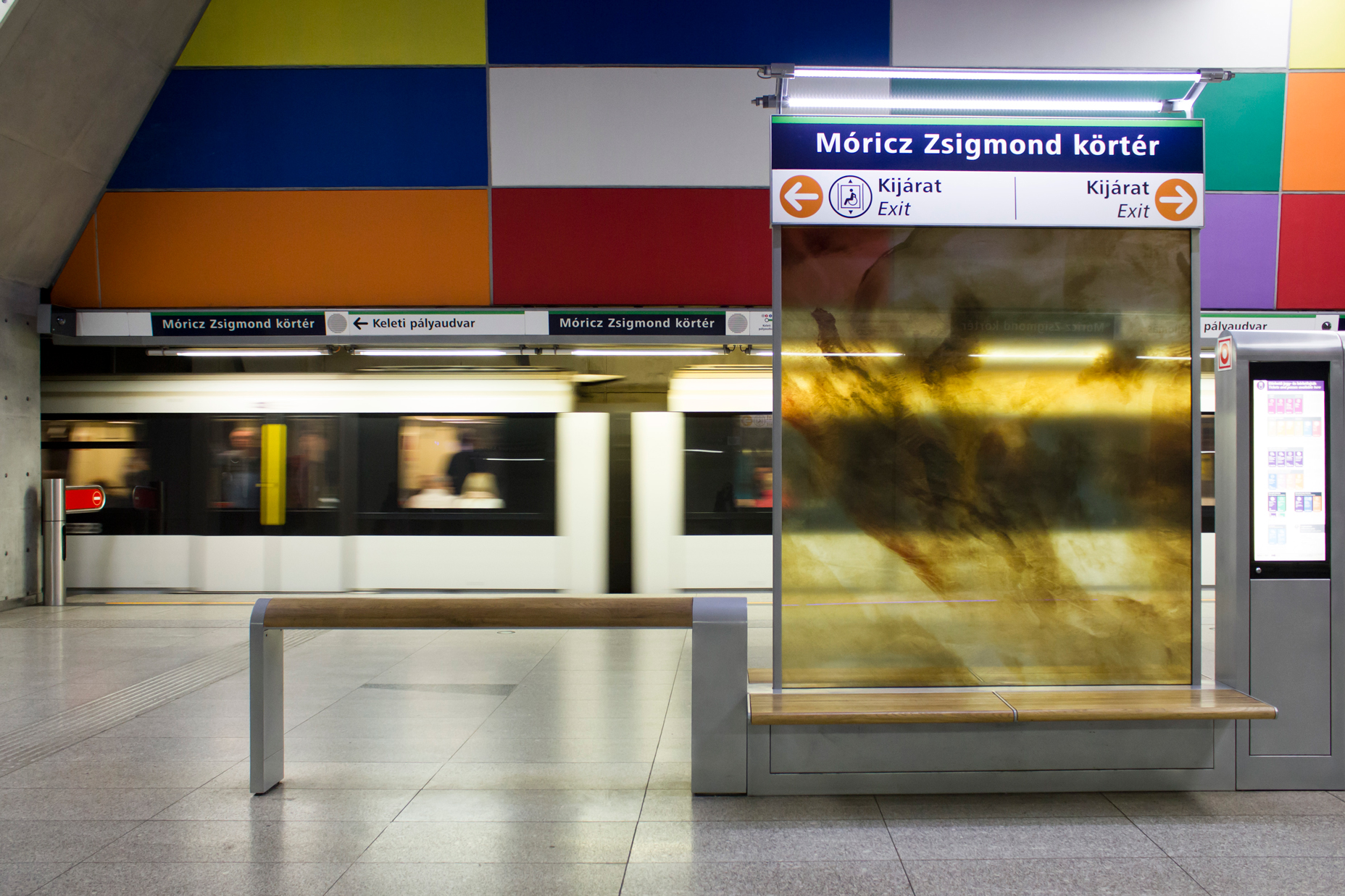 Rákosy Glass üvegek a 4-es Metró vonalán, 3. rész: üvegből készült várakozó- és jelzőtáblák