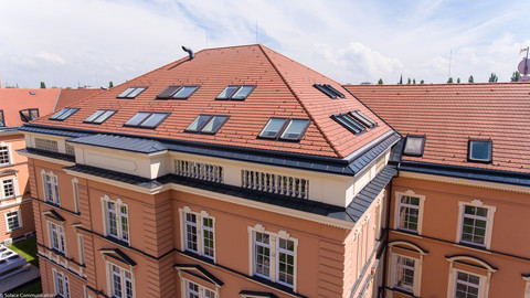 Roto tetőablakokkal javították a győri laktanya tetőszerkezetének hőszigetelését 
