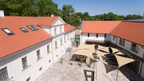 Roto tetőtéri ablakok a békéscsabai Munkácsy Hotel épületegyüttesén