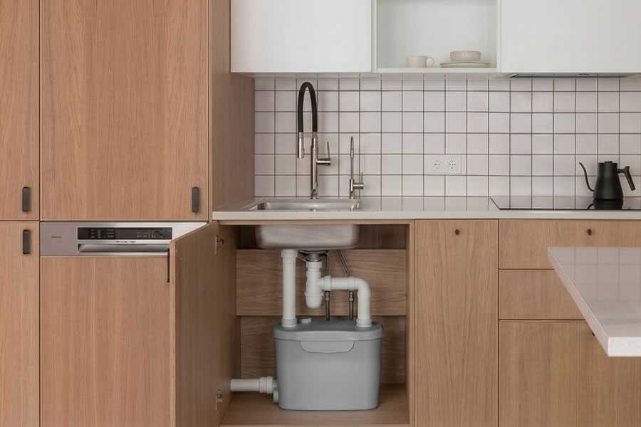 Panellakás újragondolva: tegye át a konyhát oda, ahová megálmodta