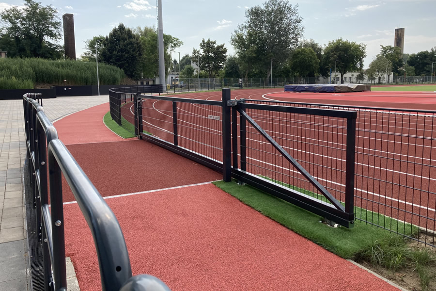 Élvédelemmel ellátott kerítés a Nyíregyházi Atlétikai Centrumban