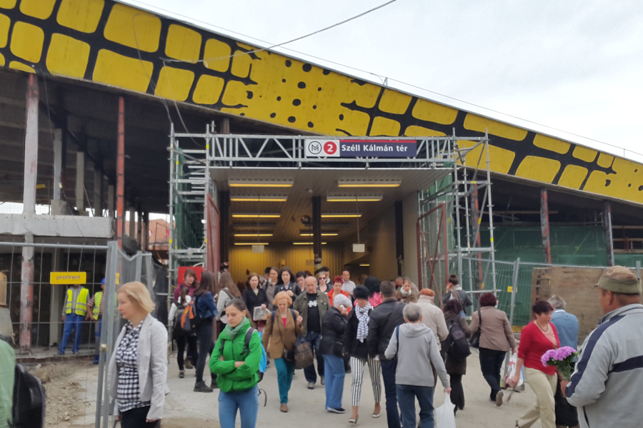 A Széll Kálmán téri metrókijárati épületnél PERI UP ULS Flex acél rácsos tartókat alkalmaznak