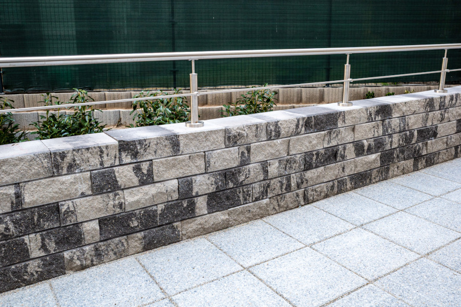 Új lehetőségek a kültéri építészetben: egyre népszerűbb a STONEWORK hasított falrendszer