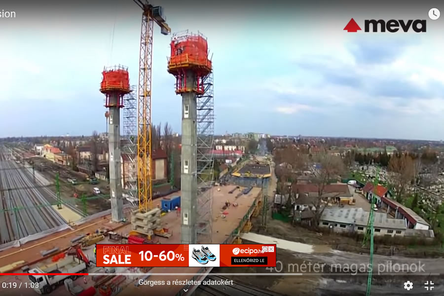 A békéscsabai Orosházi úti felüljáró összekötő gerenda feletti pilon-szakasza MEVA Mammut falzsaluval és KLK230 kúszóállvánnyal készült