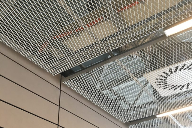 Expandált lemez álmennyezet a Ludovika sportközpontban