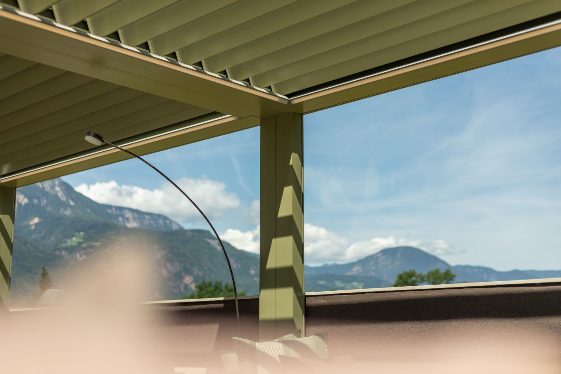 A Brustor pergolák legújabb tagja a B160 XL forgatható lamellás pergola