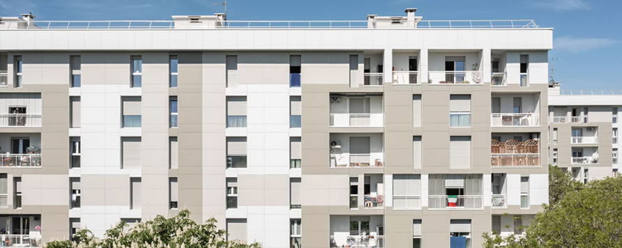 Cairepro studio, Reggio Emilia, Olaszország – JamesHardie™ panel Arctic White, Grey Slate és egyedi szín
