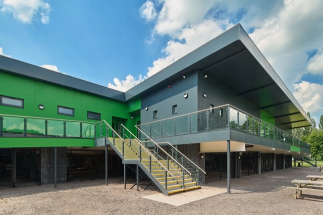 Bridgnorth Rugby Club 03 – Hardie® Panel, Anthracite Grey és RAL 6017 egyedi szín