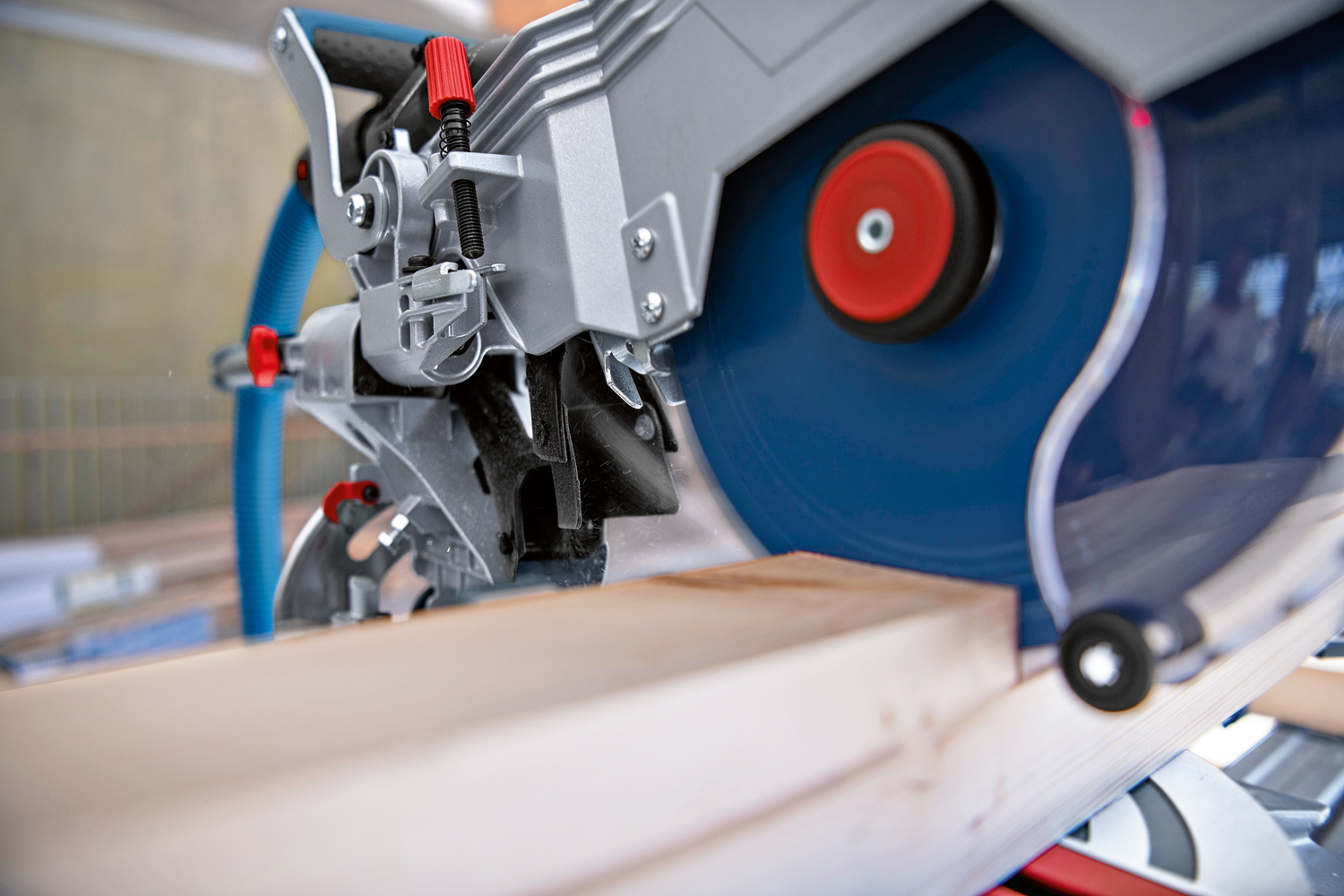 Bosch GCM 18V-216 DC Professional leszabó- és gérvágó fűrész