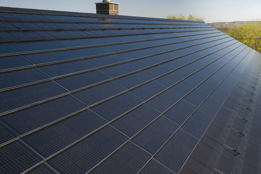 A tető síkjába illeszkedő, moduláris napelemes megoldás a Tondach-tól