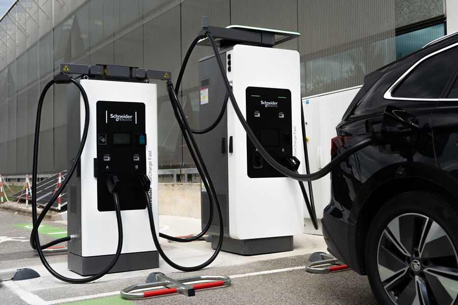 Schneider StarCharge Fast – újgenerációs DC villámtöltő-állomások privát és nyilvános autótöltéshez