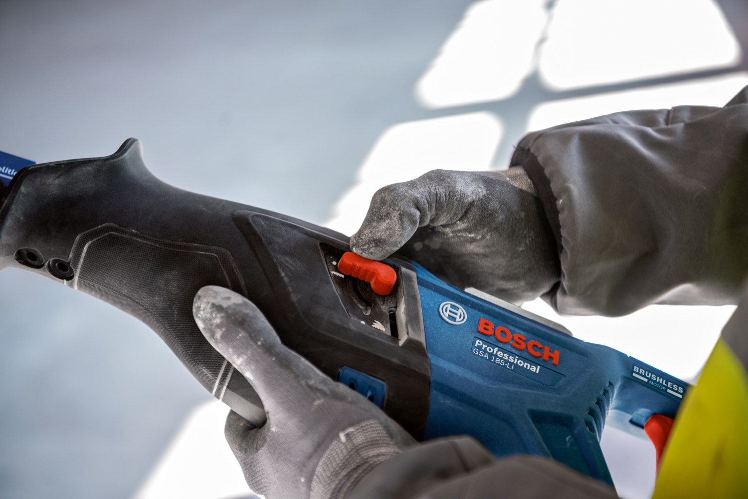 Bosch GSA 185-LI Professional akkus szablyafűrész - előtolás funkció
