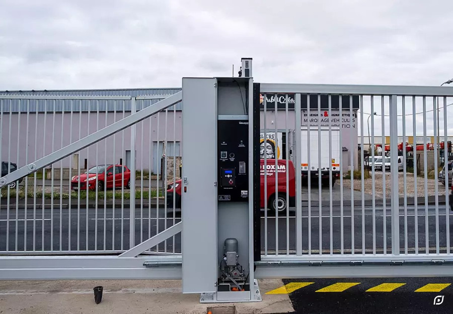 DIRICKX ULYX úszókapu - oszlopba integrált motor és vezérlés