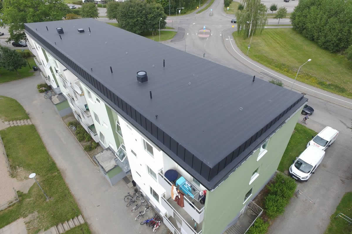 Fekete színű Protan PVC membránnal fedett tető Svédországban