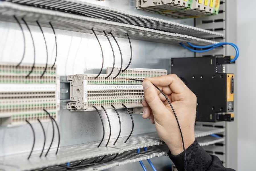 Pofonegyszerű bekötés az új Weidmüller Klippon® Connect SNAP IN sorkapcsokkal