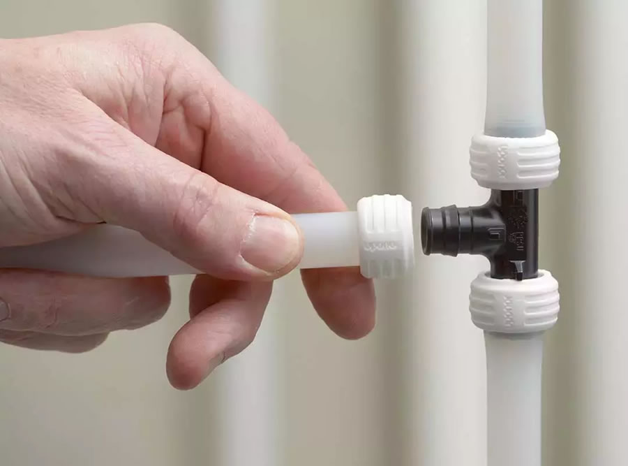 Az Uponor PE-Xa csövek szerelésére használt egyedi fejlesztésű Quick & Easy (gyors és egyszerű) kötéstechnológia