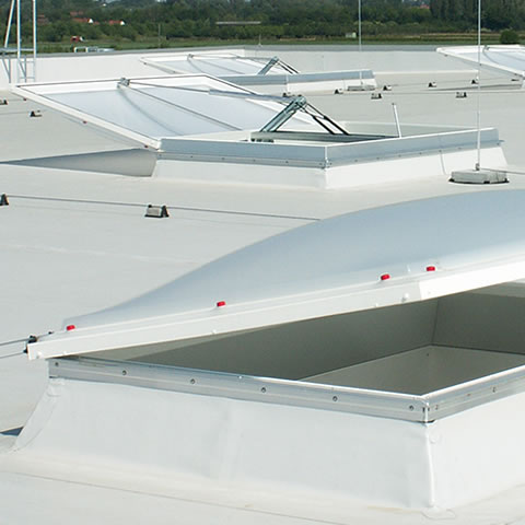 VELUX Commercial fém lábazat felülvilágító kupolához