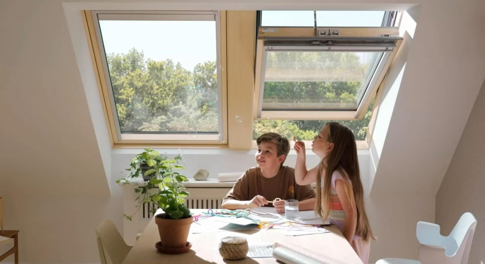 VELUX Standard elektromos, napelemes fa tetőtéri ablak