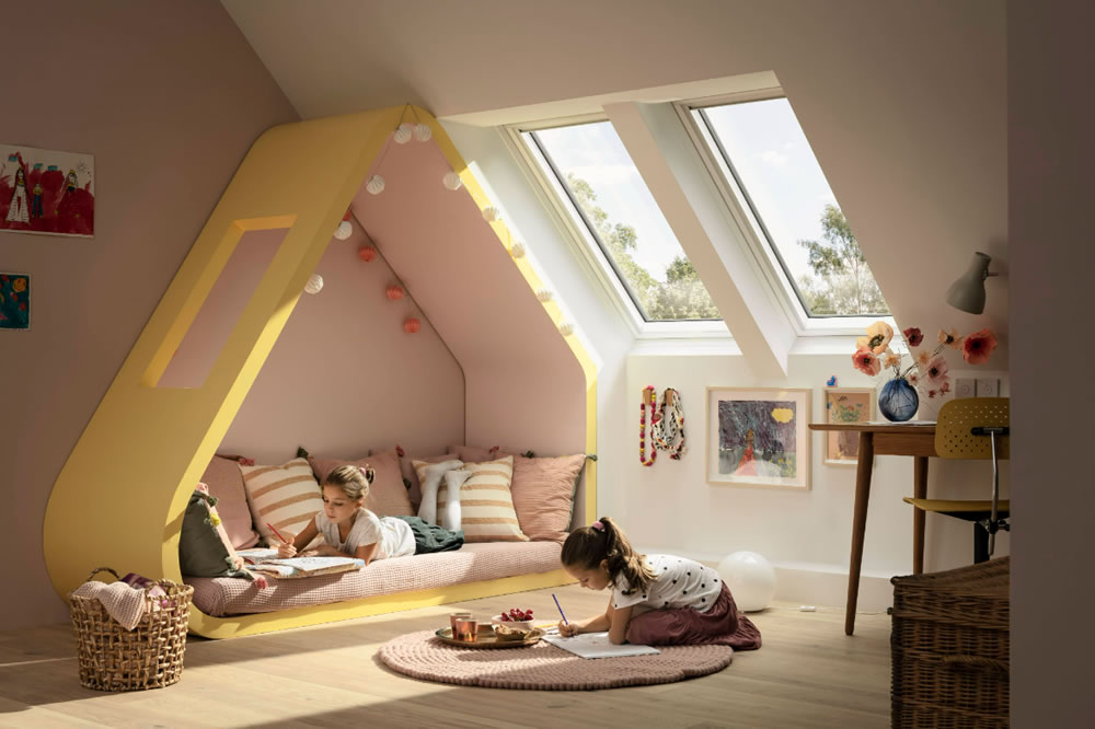 GLU 0064 Standard Plus műanyag bevonatos billenő tetőtéri ablak felső kilinccsel