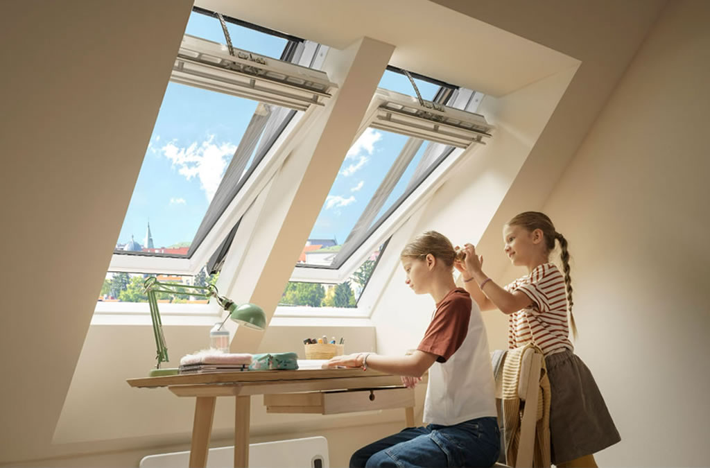 VELUX GLU Comfort távműködtetésű műanyag bevonatos tetőtéri ablakok