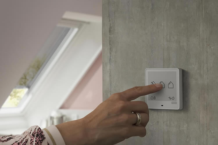 VELUX Touch KLR 300 intelligens vezérlőrendszer